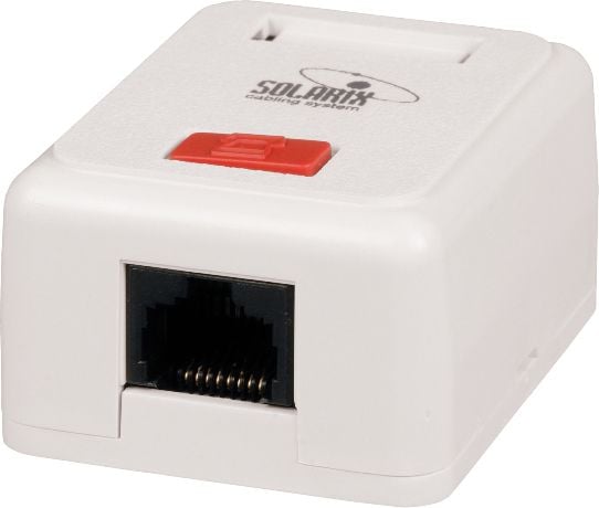 Priză Solarix CAT5e UTP 1 x RJ45 montată pe fundal alb (priză în partea de jos) SX108-5E-UTP-WH