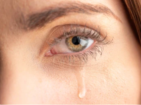 Lacrimarea excesiva: cauze, simptome, tratament