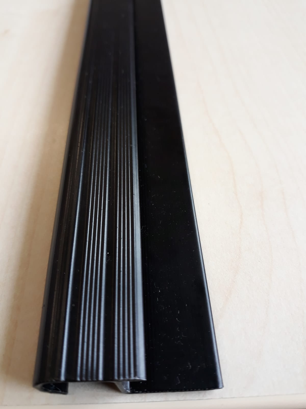 Profile treapta - Profil aluminiu, semirotund, pentru treapta gresie, Venezia Plus, PM35015A-NG, negru, 10 mm, 2.5 m, profiline.ro