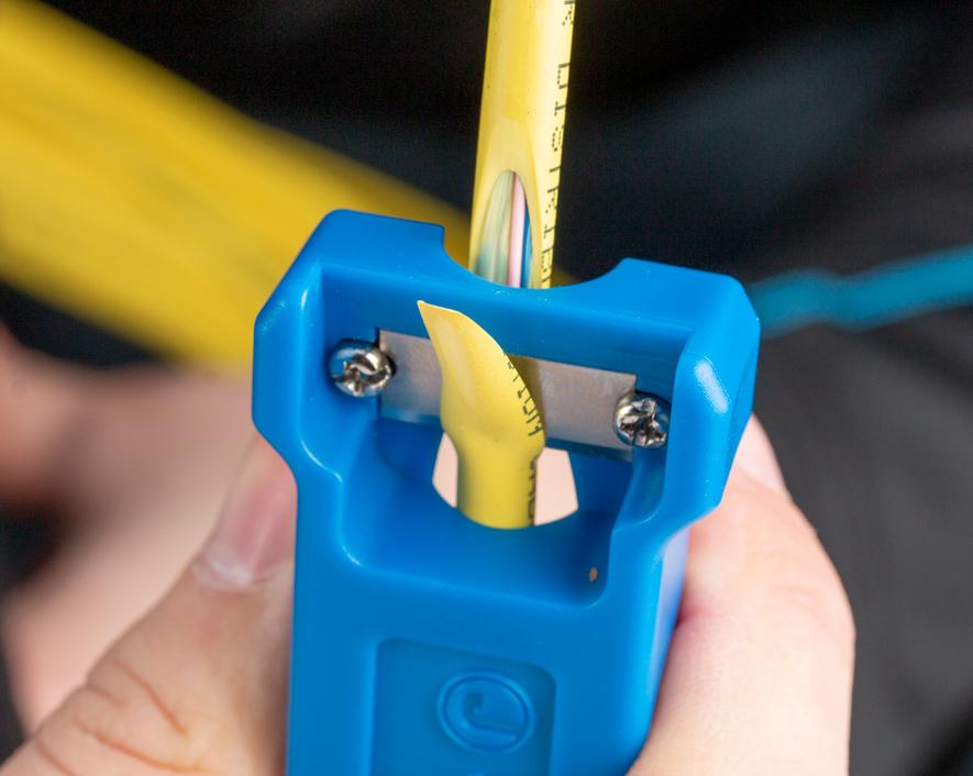 Cutit pentru extractia fibrelor din cabluri de tip riser