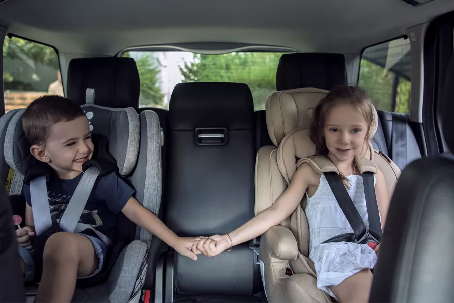 Cum alegi scaunul auto: ce este standardul i-Size (R129), ce era R44 și de ce rear-facing contează