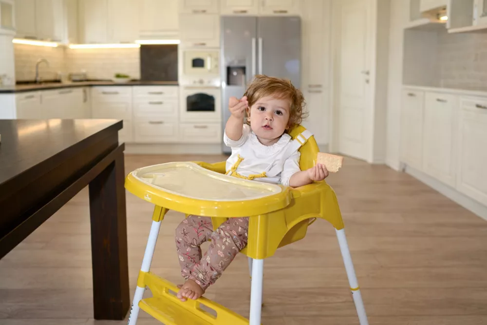 Meniu bebe 9-10 luni: mese în familie, ou întreg și primele mofturi