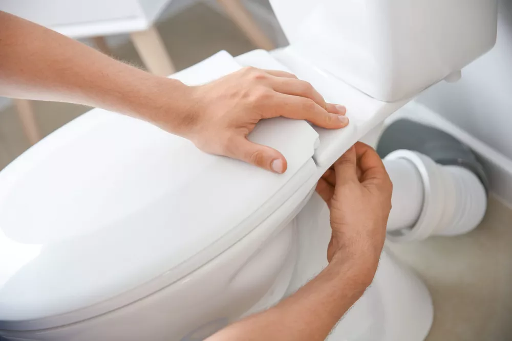 Montare racord flexibil pentru WC: cum sa schimbi racordul flexibil fara un instalator