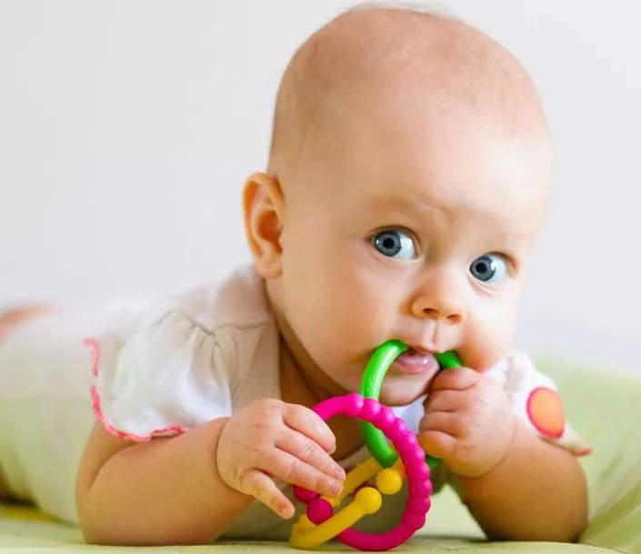 Erupții dentare la bebeluși: tot ce trebuie să știi