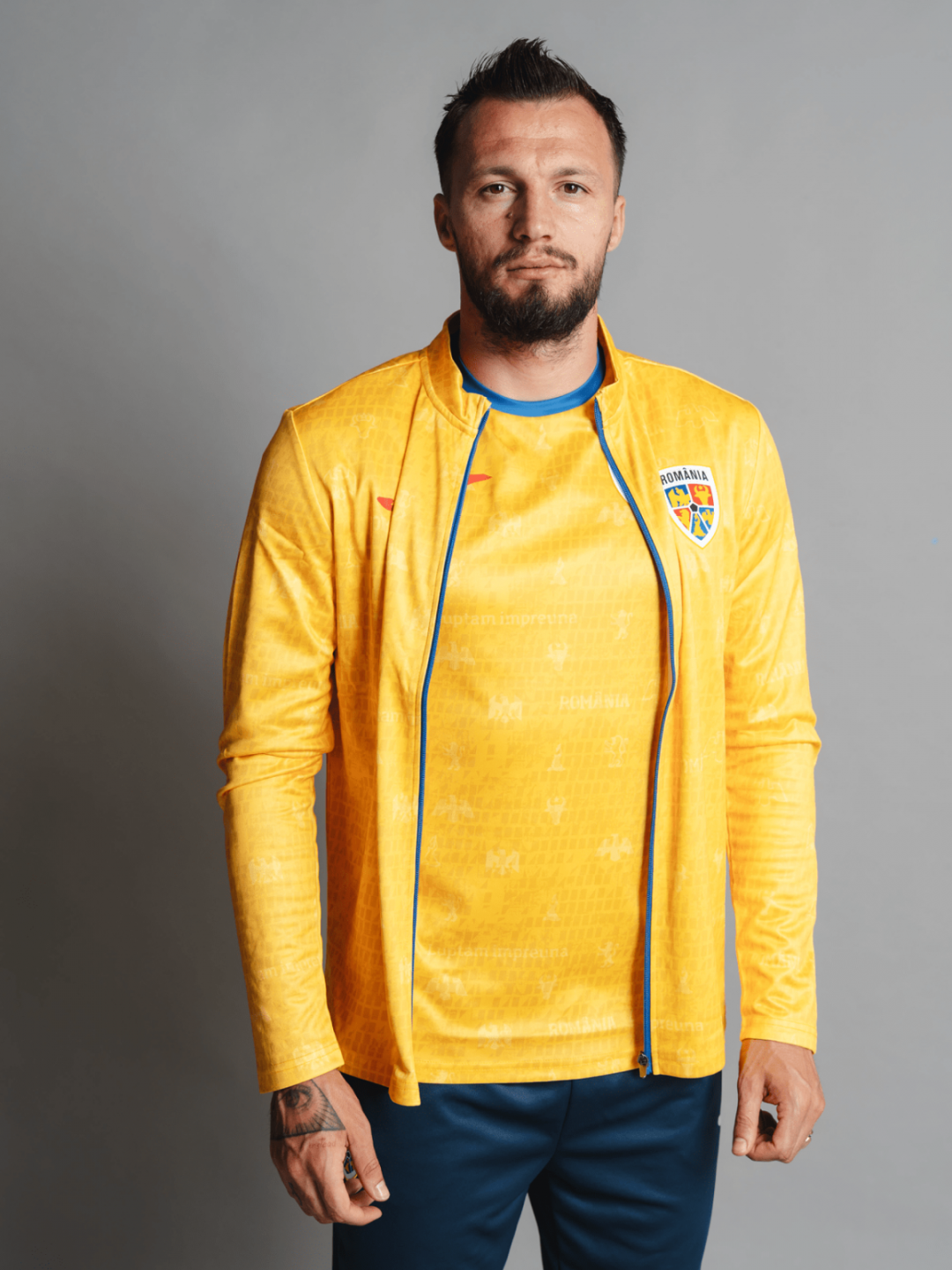 Jachetă oficială de încălzire galbenă