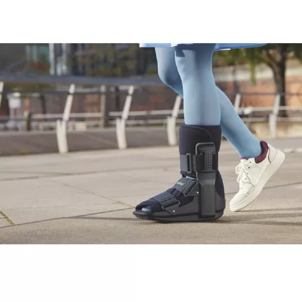 Orteza scurta glezna picior pentru imobilizare, Actimove Air Walker cu perna de aer Small (marimea 36-39)