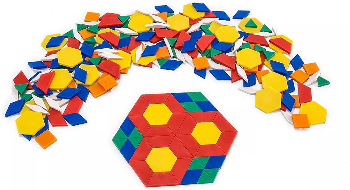 Mozaic cu 250 de forme geometrice colorate