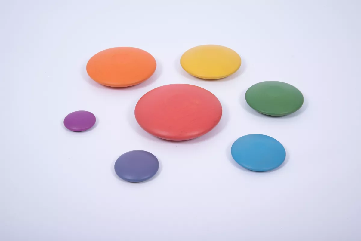 Set forme circulare din lemn de diferite culori şi dimensiuni pentru echilibru