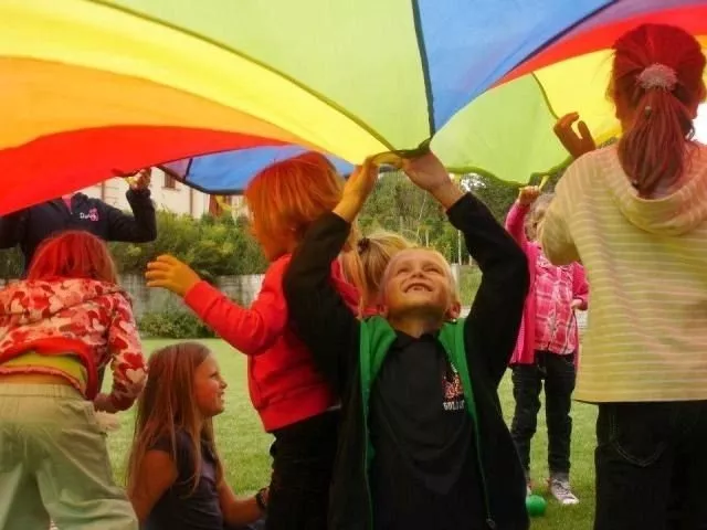 Paraşută de joacă în culorile curcubeului, diametru 3 m