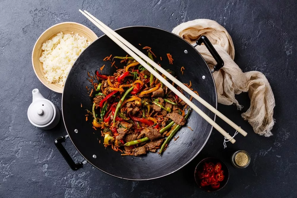 Prepararea alimentelor în stil stir-fry și folosirea wok-ului