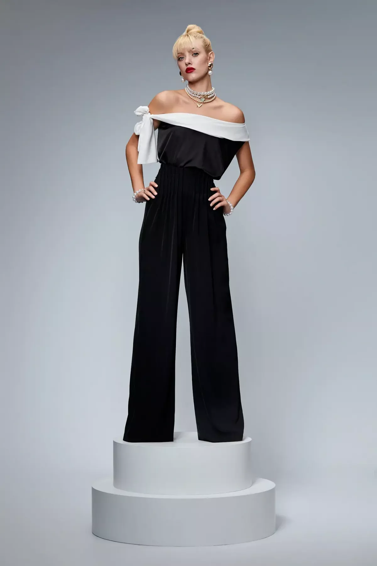 Bluza eleganta din vascoza, neagra, accesorizata cu o fasie alba BBY 20230