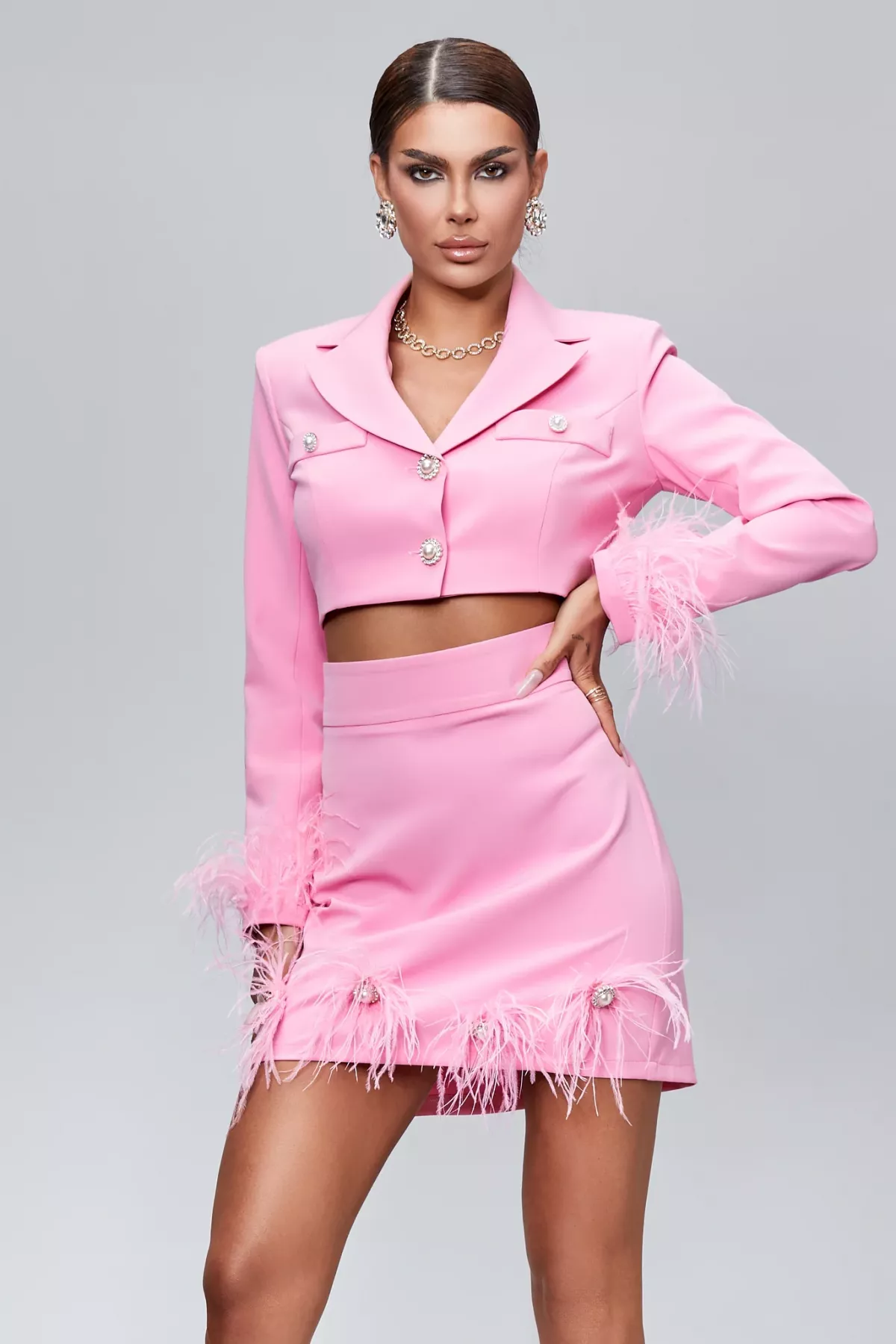 Compleu din doua piese roz: sacou si fusta mini, accesorizat cu pene si nasturi din perlute BBY 20353
