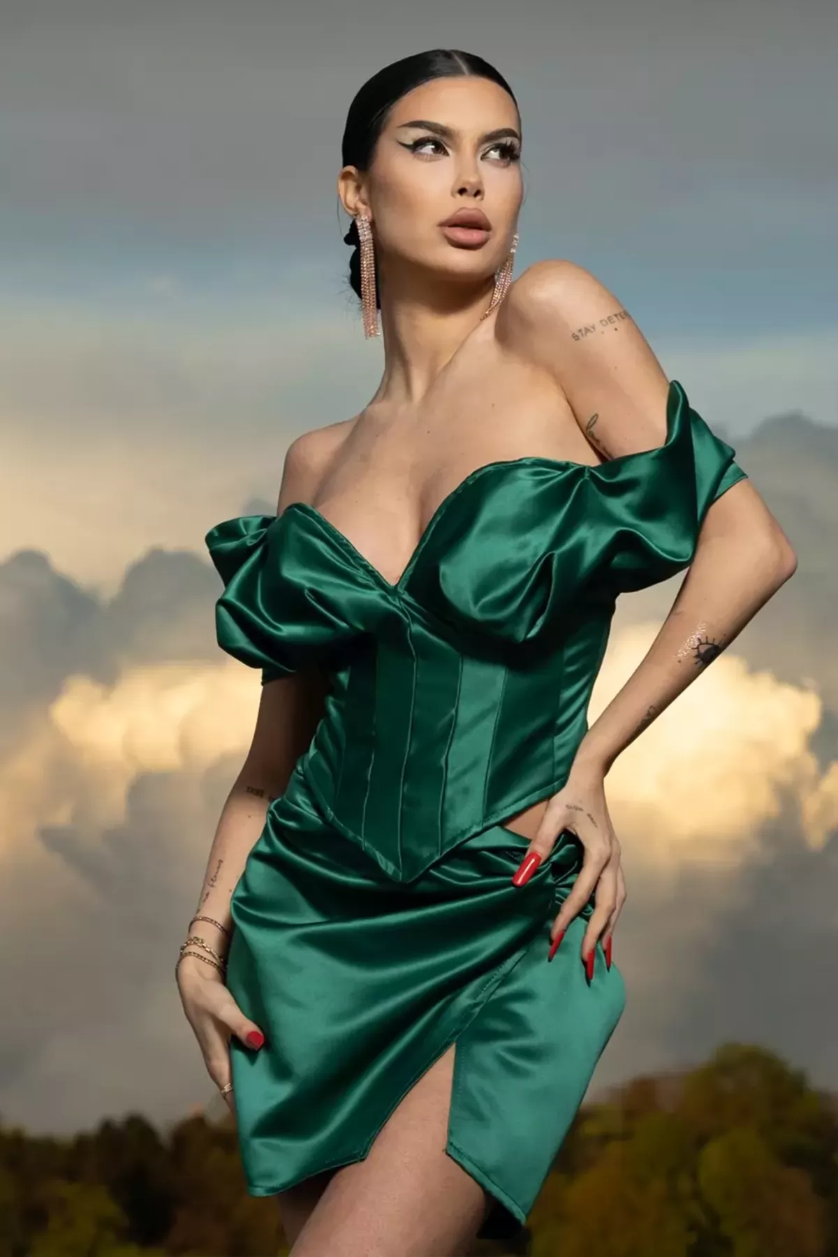 Compleu elegant din tafta verde cu fusta scurta cu slit pe picior si corset in V BBY 20092