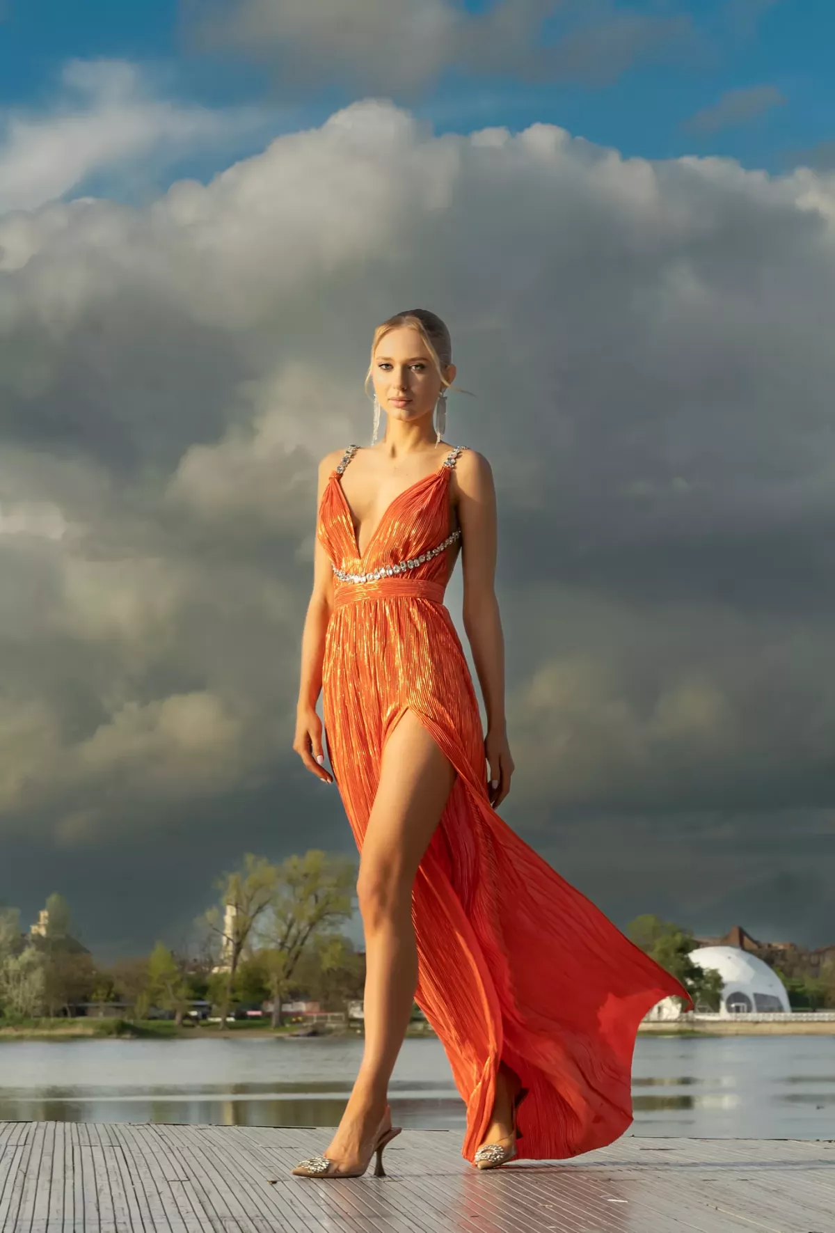Rochie lunga, eleganta de seara, portocalie, avand fusta plisata si lant de cristale pe spate BBY 20091