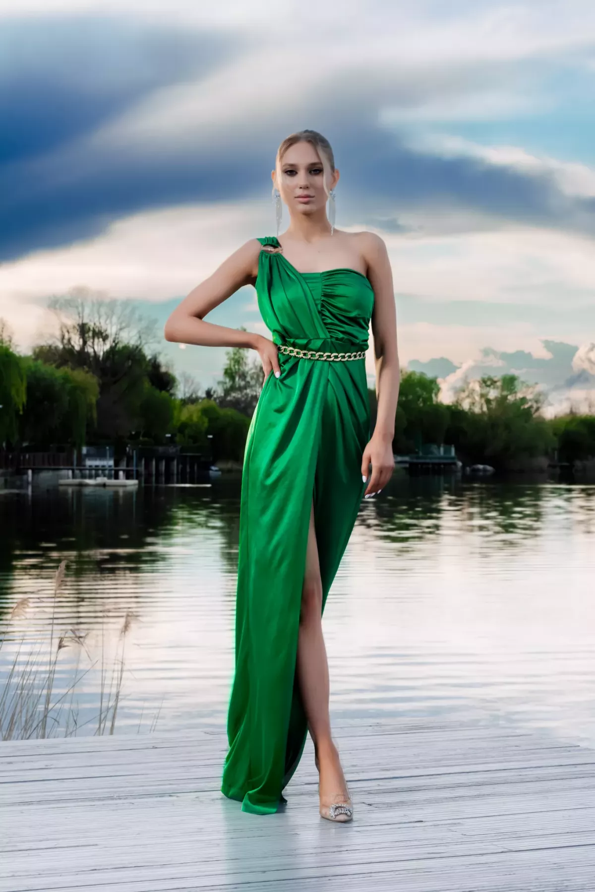 Rochie lunga, eleganta, din lycra, verde, talie accesorizata de un lant si slit pe un picior BBY 20103