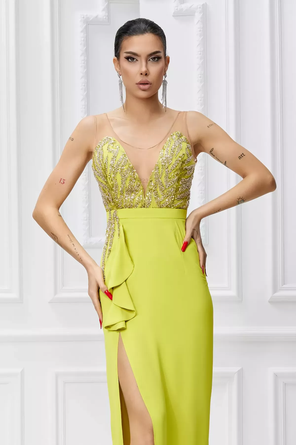 Rochie lunga eleganta lime, bust cu insertii de dantela si fusta cu slit pe un picior BBY 20170