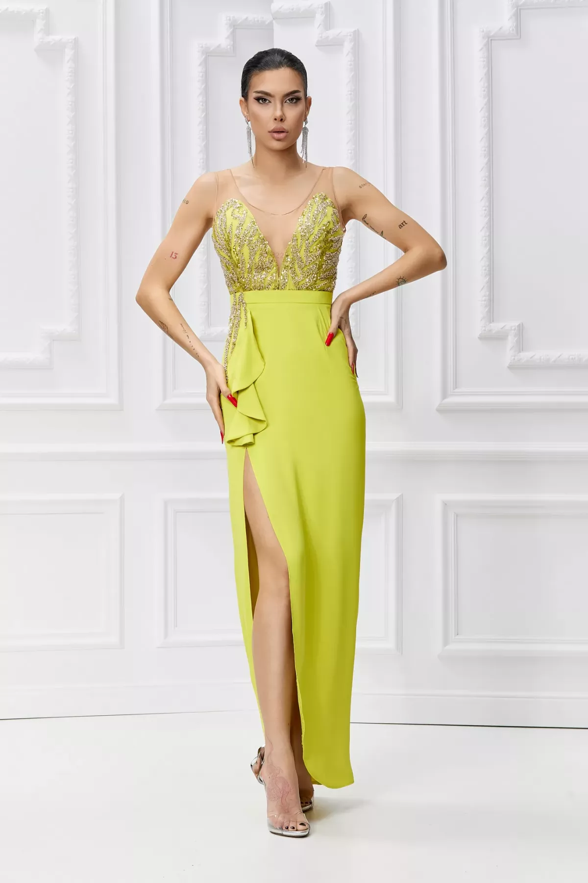 Rochie lunga eleganta lime, bust cu insertii de dantela si fusta cu slit pe un picior BBY 20170