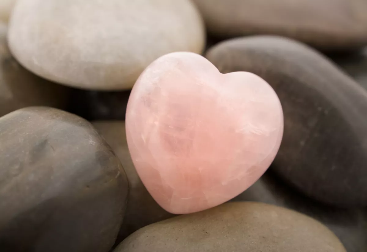 Bijuterii cu quartz: piatra iubirii neconditionate si a pacii infinite