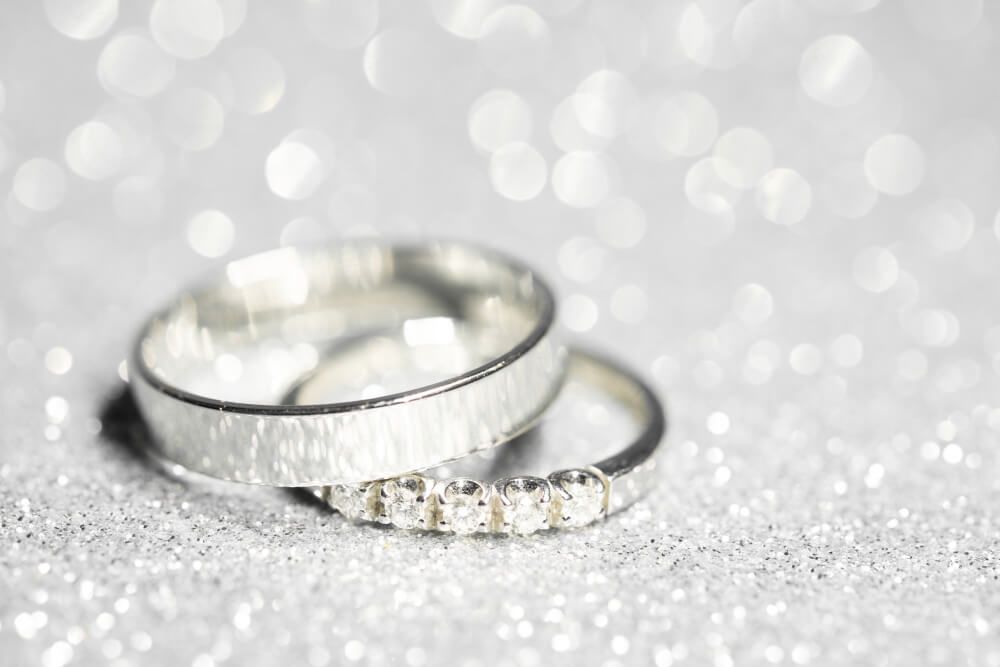 Cum asortezi inelul de logodna cu verigheta? Tips & Tricks pentru un duo perfect