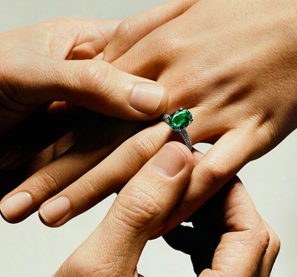 10 motive pentru a alege un inel de logodna cu piatra colorata