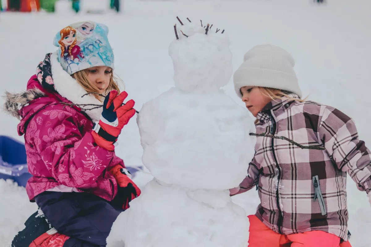 Cum îmbraci copilul iarna: sfaturi utile și idei de ținute