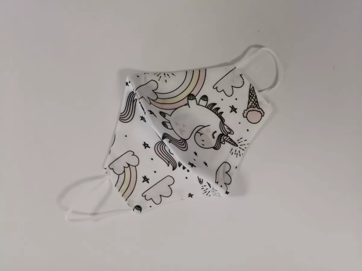 Masca textila forma cupa, reutilizabila, 2 straturi, alb cu unicorni