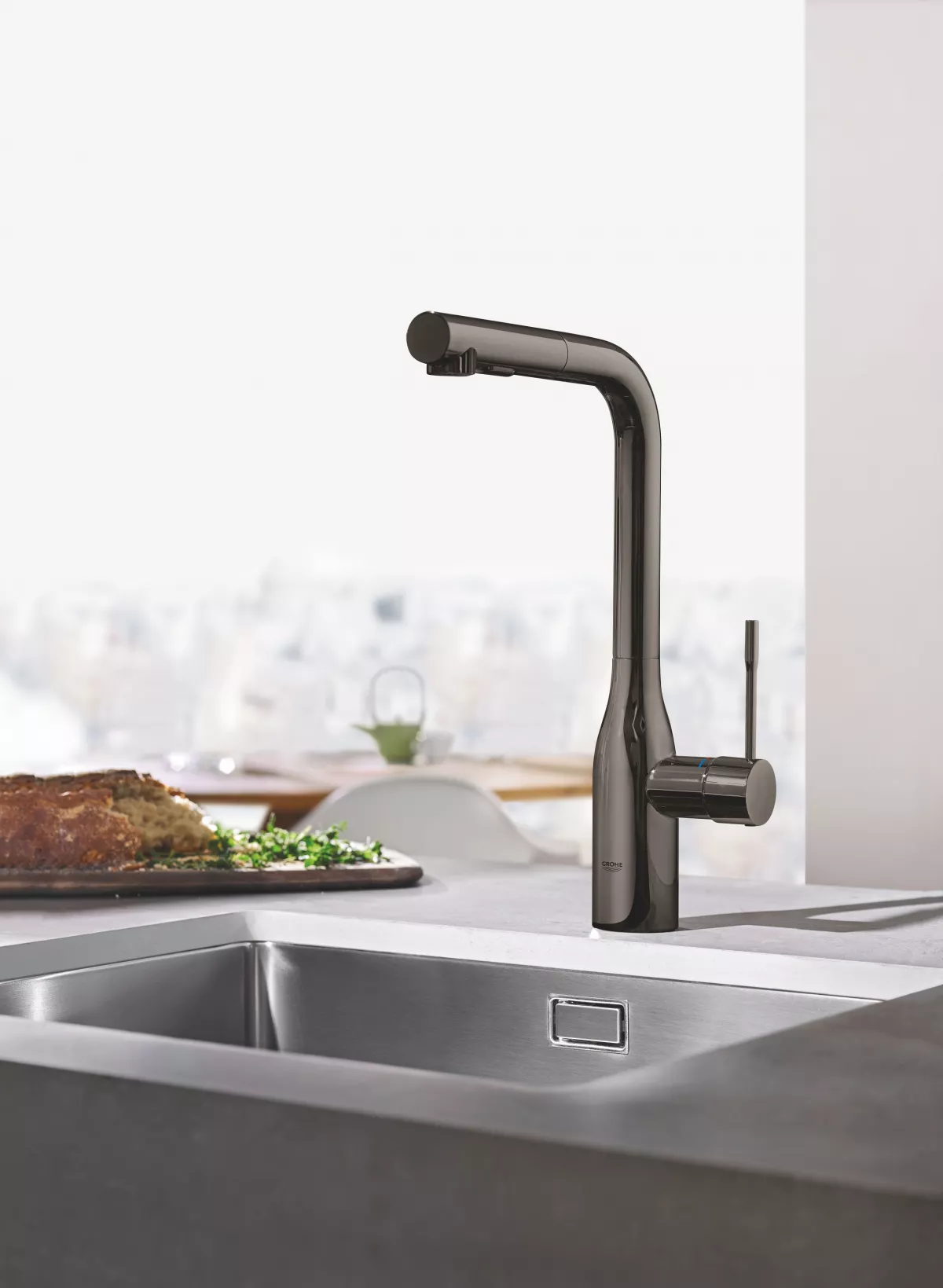Baterie de bucatarie Grohe 30270A00, Essence, 3/8'', pipa inalta, tip L, dus extractabil, 2 functii, lucios, grafit