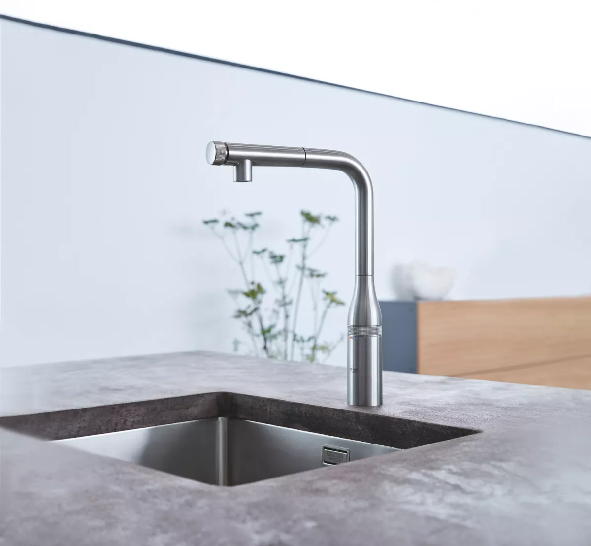 Baterie bucatarie Grohe 31615DC0, Essence Smartcontrol, inalta, tip L, dus extractabil, 2 functii, mat, otel satinat