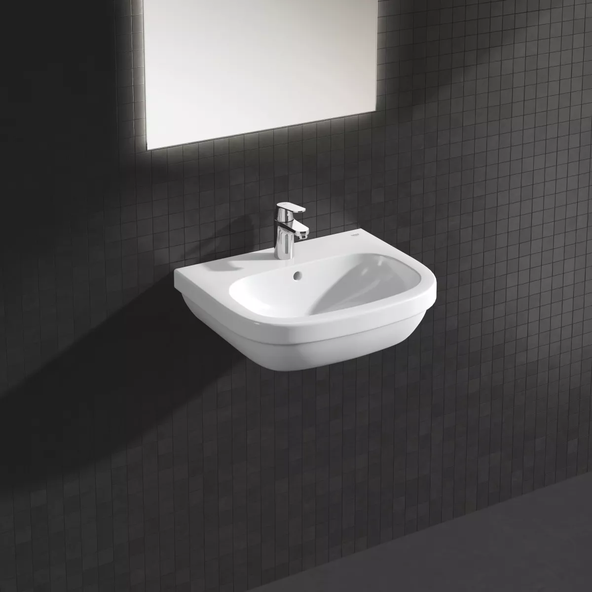 Cauti Lavoar Grohe Euro 39336000, montare perete, preaplin,