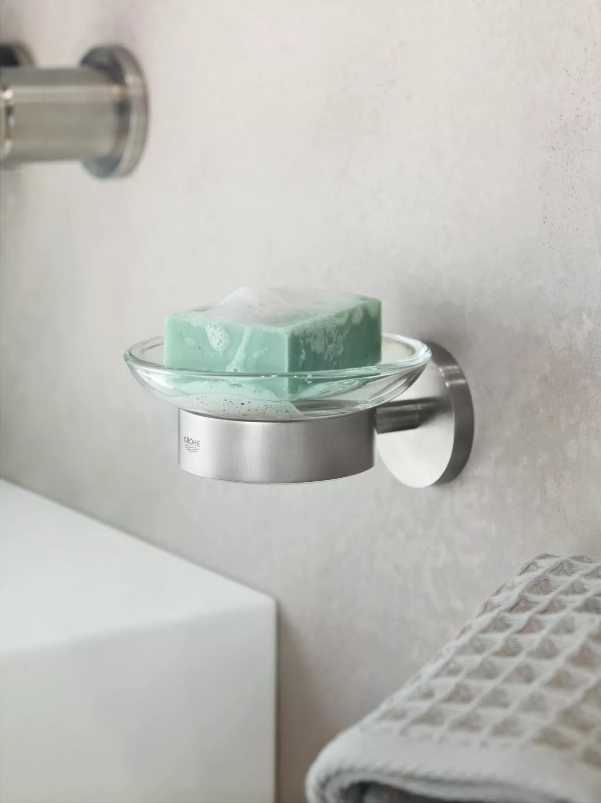 Savoniera Grohe 40444DC1, Essentials, pe perete, metal/sticla, mat, otel satinat