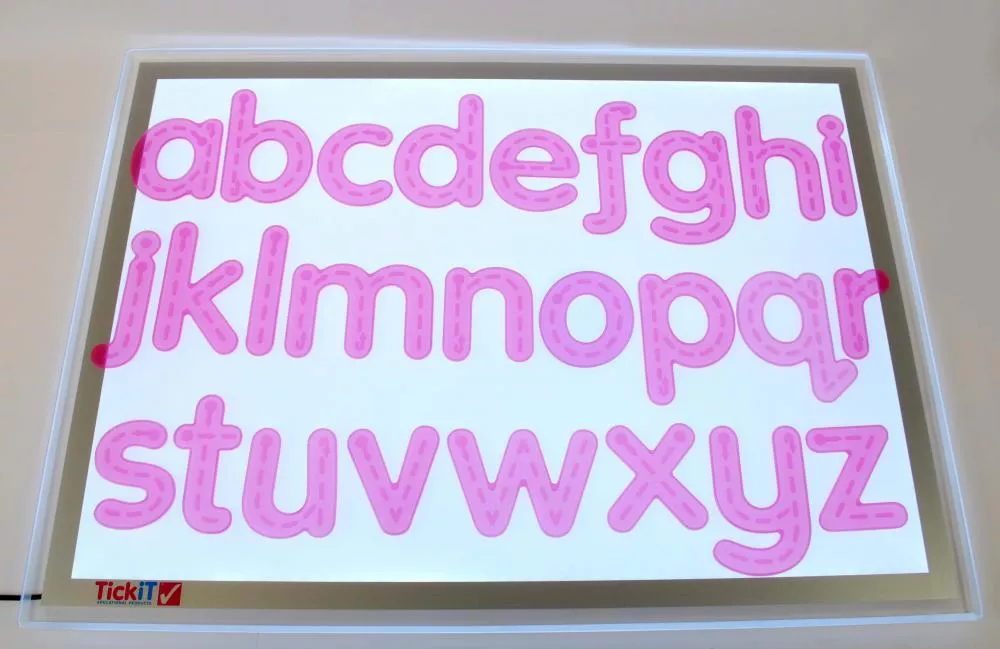 Forme colorate transparente alfabet cu linii