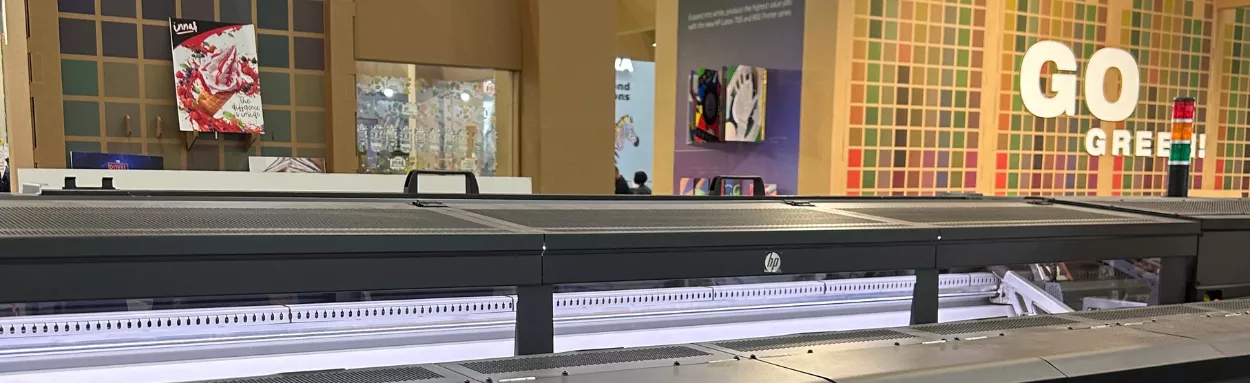 Sustenabilitatea în Imprimarea Cartonului Ondulat: Un Exemplu Inovator cu HP Latex R2000 și FOLDO