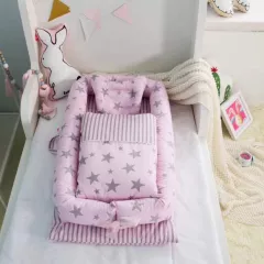 Set patut portabil bebe baby nest cu lenjerie, perna, bumper protectie anti-alunecare, roz cu stelute, buz