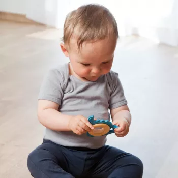 Jucarie organica pentru dentitie, din lemn si cauciuc natural, Dinozaur, Gruenspecht 688-00