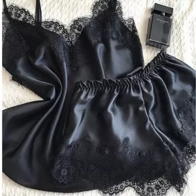 Set pijamale maiou și pantaloni scurți din satin cu detalii dantelă