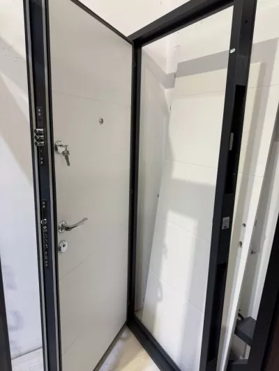 OUTLET PRODUSE CAPAT STOC  SAU CU DEFECTE MINORE  - Usa metalica intrare apartament Standard , clasa 2 antiefractie , izolare fonica 32 decibeli , 860x2020 , culoare  alba , deschidere stanga, totuldespreusi.ro