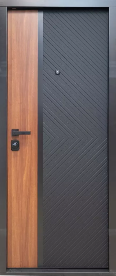 Usa metalica intrare in apartament blindata Corfu  ,echipata broasca Securreme , butuc Apecs , clasa 5 antiefractie , izolatie fonica 42 decibeli , culoare negru /nuc , 860x2050 mm , 110 kg , deschidere dreapta   1