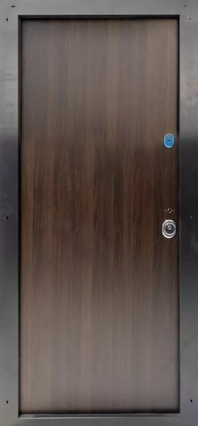 Usa metalica intrare in apartament , clasa 4 antiefractie , izolatie fonica 42 decibeli , culoare nuc exterior alb interior , 860x2020 mm , deschidere dreapta