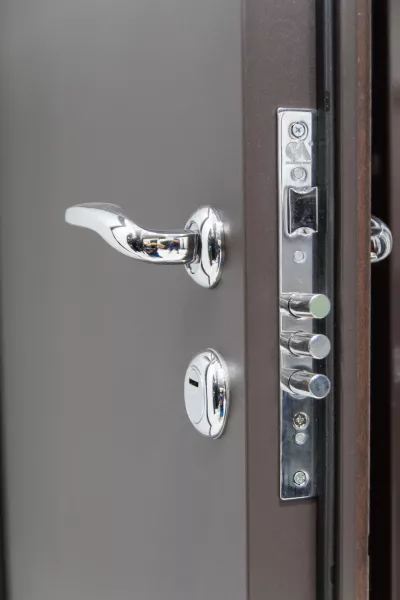 Usa metalica intrare in apartament Defender , clasa 4 antiefractie , izolatie fonica 38 decibeli , culoare maro , 860x2020 mm , deschidere stanga  1