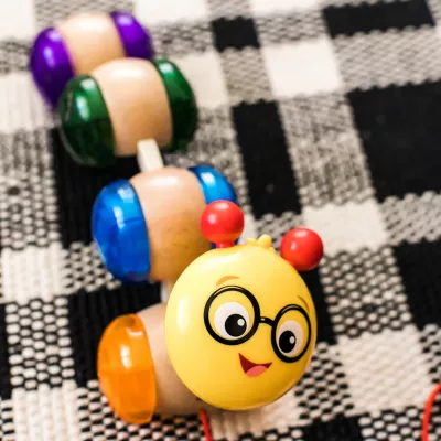 Baby Einstein – Jucarie din lemn - Hape Inch Along Cal™ - Bright Starts