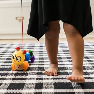 Baby Einstein – Jucarie din lemn - Hape Inch Along Cal™ - Bright Starts