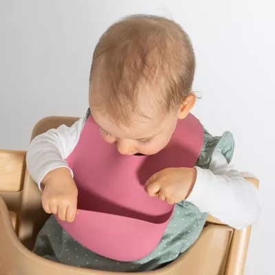 Bavetica din silicon moale cu buzunar colector pentru bebelusi, reglabila, roz, Reer Eat`n Tidy 25044