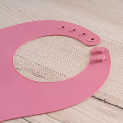 Bavetica din silicon moale cu buzunar colector pentru bebelusi, reglabila, roz, Reer Eat`n Tidy 25044