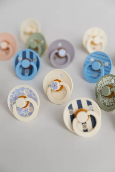 BIBS - Suzeta Colour Studio Collection Stripe Latex, tetina rotunda, 6 luni +-Sky Blue