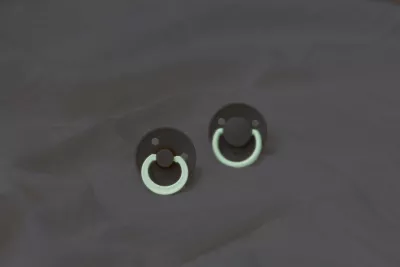 BIBS - Suzeta fosforescenta Colour GLOW Latex, tetina rotunda, 0 luni +-Dark Oak