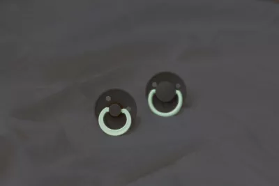 BIBS - Suzeta fosforescenta Colour GLOW Latex, tetina rotunda, 0 luni +-Vanilla