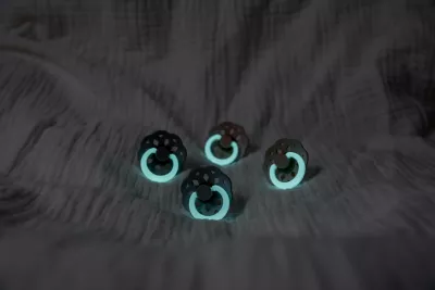 BIBS - Suzeta fosforescenta Colour Glow Latex, tetina rotunda, 6 luni +-Vanilla