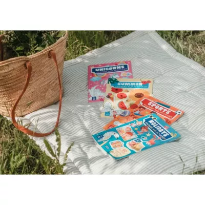 Carte de activitati cu abtibilduri - In vacanta