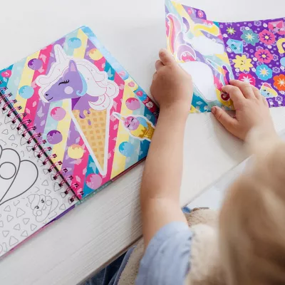 Carticica cu activitati si abtibilduri - Unicorn