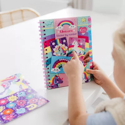 Carticica cu activitati si abtibilduri - Unicorn